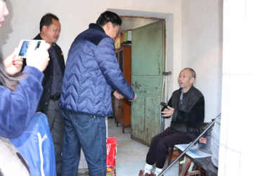 新春节前送温暖  情系社区困难户